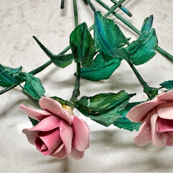 VINTAGE, PORCELAIN ROSES WITH GREEN LEAVES & STEMS. - Picture 5 of 12